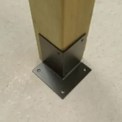 Houtverbinding voetstuk - verzinkt en zwart gepoedercoat - 115 x 115 mm