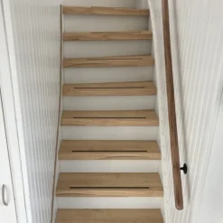 Overzettrede met neus - Laminaat - Licht eiken