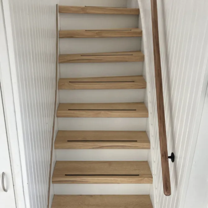 Overzettrede met neus - Laminaat - Licht eiken