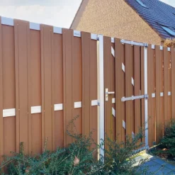 Schutting composiet Design bruin met blank aluminium frame (180 x 180 cm)