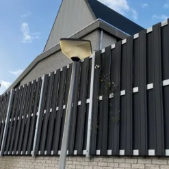 Schutting composiet Design antraciet met blank aluminium frame (180 x 180 cm)