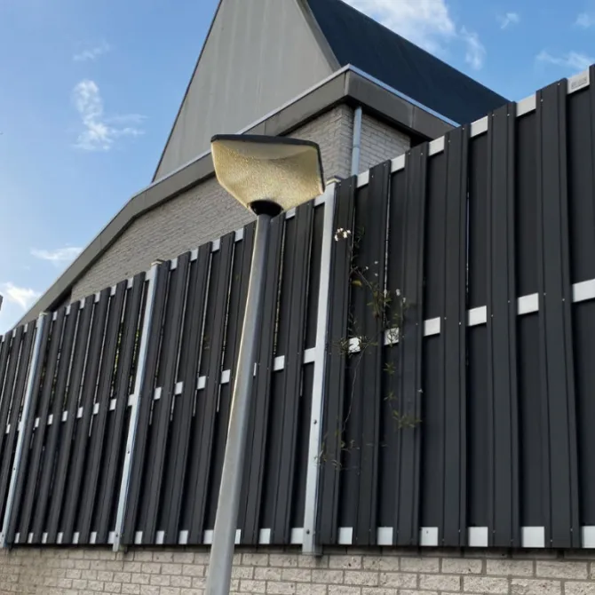 Schutting composiet Design antraciet met blank aluminium frame (180 x 180 cm)