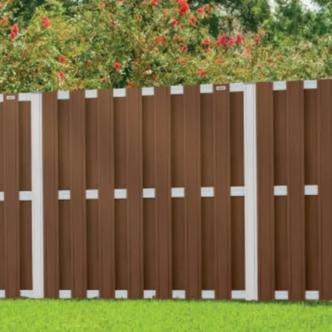 Schutting composiet Design donkerbruin met blank aluminium frame (180 x 180 cm)