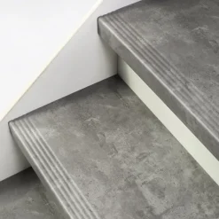 Stepwood Traprenovatie set - 1 kwart draai - 12 treden SPC toplaag Beton grijs incl. witte stootborden