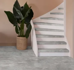 Stepwood Traprenovatie set - 1 kwart draai - 15 treden SPC toplaag Beton grijs incl. witte stootborden