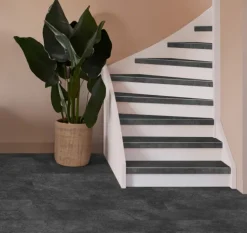 Stepwood Traprenovatie set - 2 kwart draai - 13 treden SPC toplaag Beton zwart incl. witte stootborden