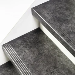 Stepwood Traprenovatie set - 1 kwart draai - 13 treden SPC toplaag Beton zwart incl. witte stootborden