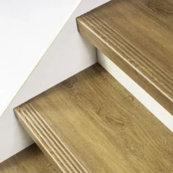 Stepwood Traprenovatie set - rechte trap - 16 treden SPC toplaag Bruin eiken incl. witte stootborden