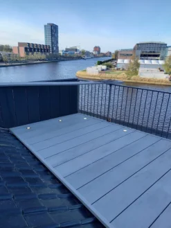 Vlonderplank composiet semi massief 2,1 x 14 cm steengrijs gevlamd (4 mtr) fijne ribbel en vlak