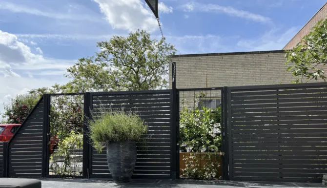 Zelfbouw schutting composiet Louvre donker antraciet met antraciet alu accessoires (180 x 90 cm)