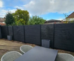 Zelfbouw schutting composiet Louvre donker antraciet met antraciet alu accessoires (180 x 90 cm)